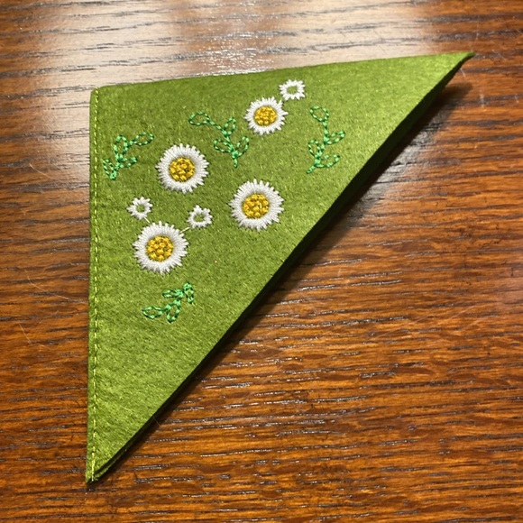 Embroidered Green Floral Felt Corner Bookmark Marker - NEW - Picture 2 of 3